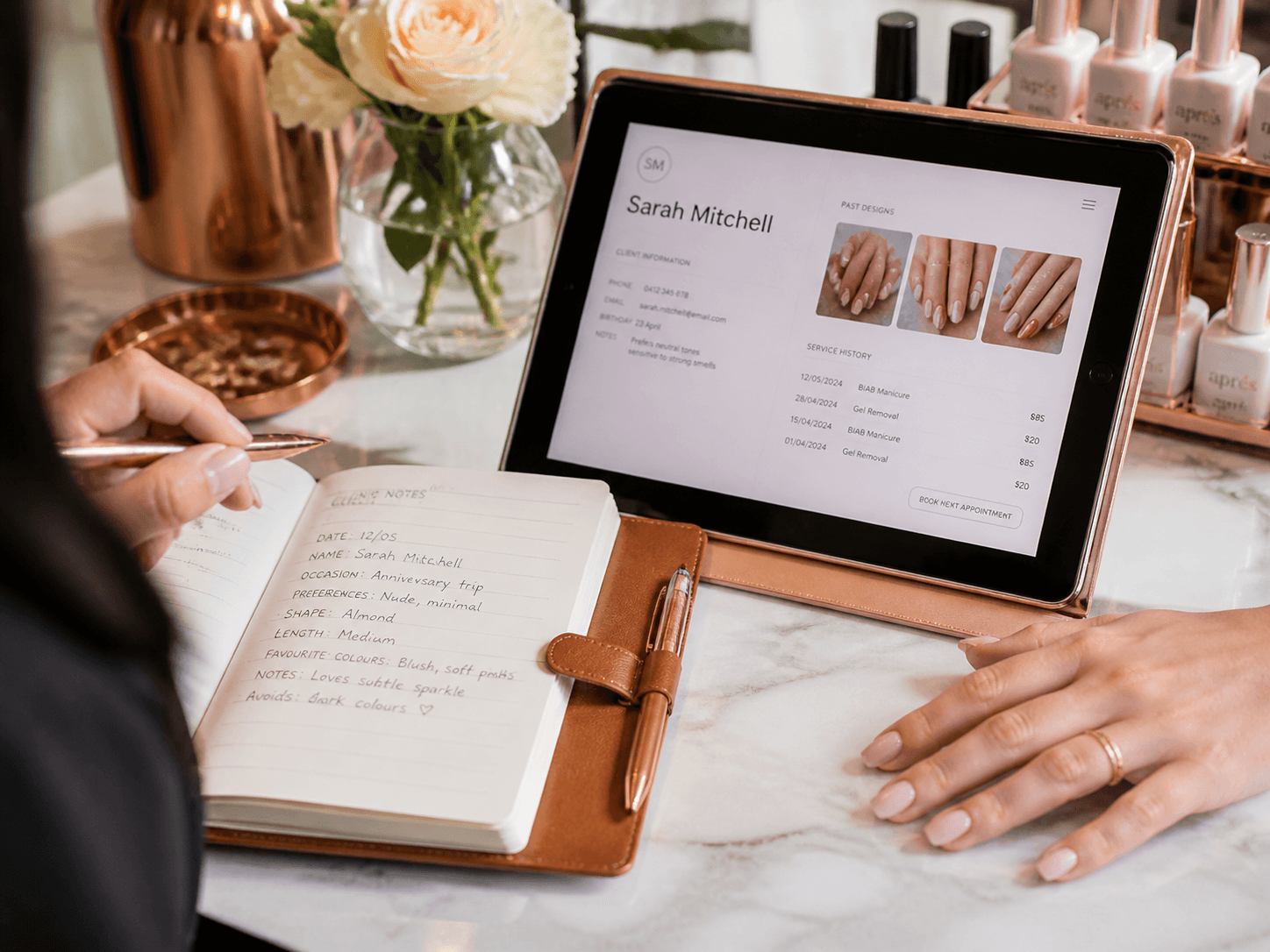 Notizbuch und Tablet mit Kundenprofil im Studio